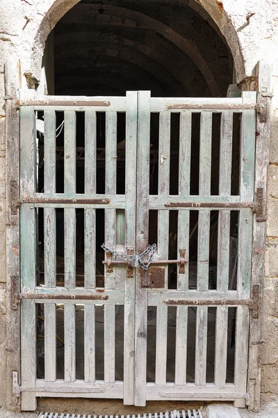 오래 된 나무 닫힌된 문 — 스톡 사진