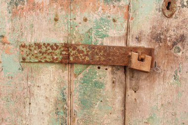 Ahşap bir kapı paslı menteşe