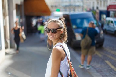 Kız Paris'te yürüyüş