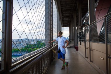 Eyfel Kulesi içinde çekici adam