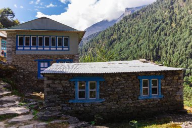 Dağlardaki eski bina.