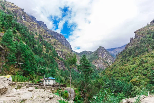 Bellissimo paesaggio delle montagne — Foto Stock