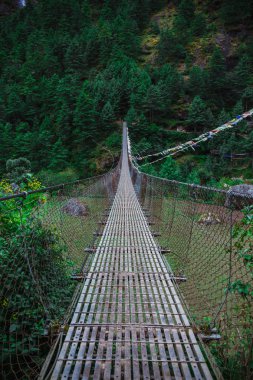 Dağlardaki asma köprü