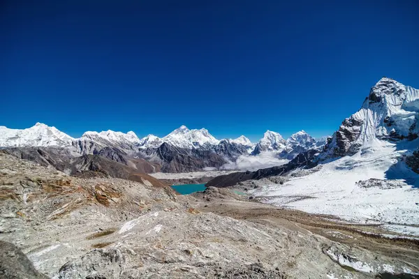 Lago nas montanhas — Fotografia de Stock