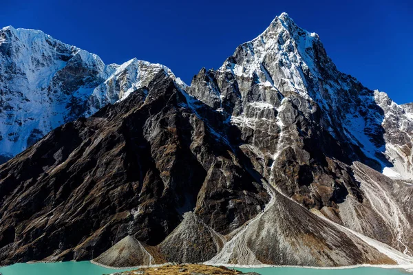 Lago en las montañas — Foto de Stock