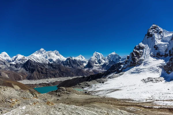 Lago en las montañas — Foto de Stock