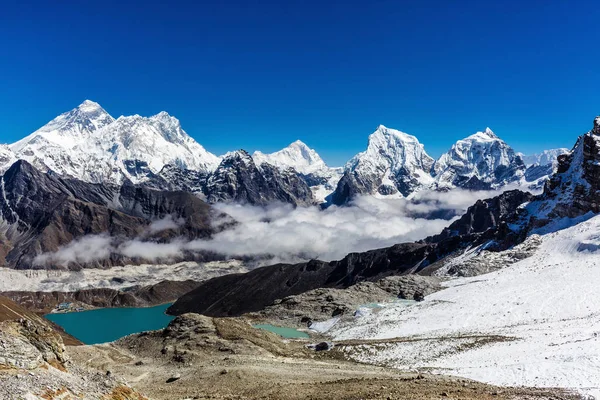 Lago en las montañas — Foto de Stock