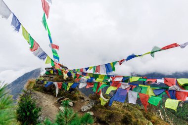 Renkli Nepal bayrakları