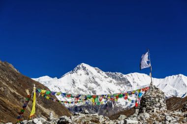 Renkli Nepal bayrakları