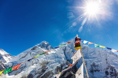 Renkli Nepal bayrakları