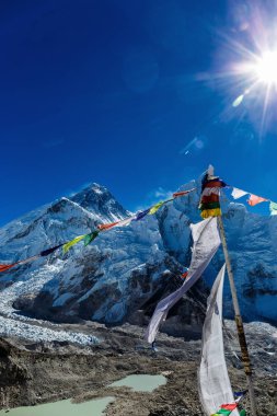 Renkli Nepal bayrakları