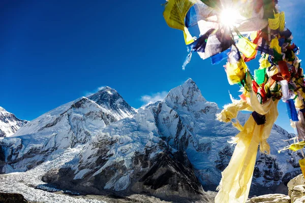 Renkli Nepal bayrakları