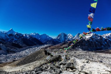 Renkli Nepal bayrakları