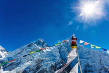 Renkli Nepal bayrakları