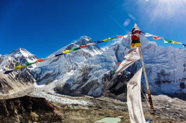 Renkli Nepal bayrakları