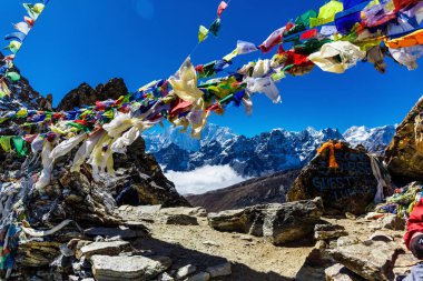 Renkli Nepal bayrakları