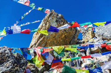 Renkli Nepal bayrakları