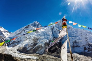 Renkli Nepal bayrakları