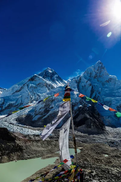 Renkli Nepal bayrakları