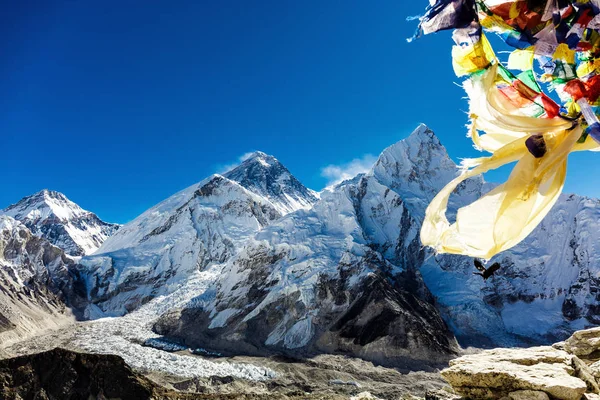 Renkli Nepal bayrakları