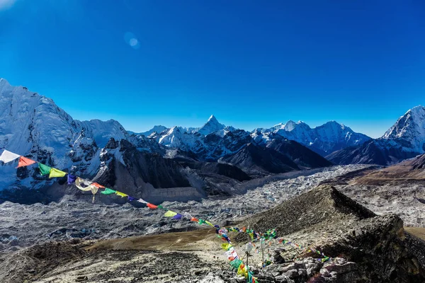 Renkli Nepal bayrakları