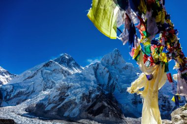 Renkli Nepal bayrakları