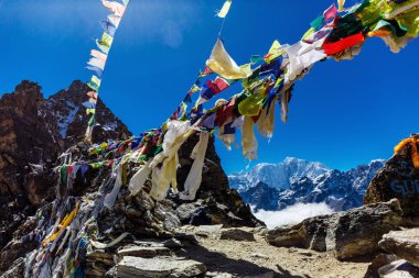 Renkli Nepal bayrakları