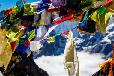 Renkli Nepal bayrakları