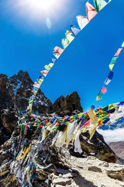 Renkli Nepal bayrakları