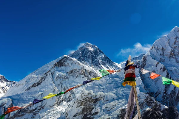 Renkli Nepal bayrakları