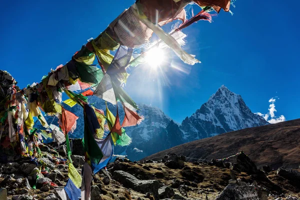 Renkli Nepal bayrakları