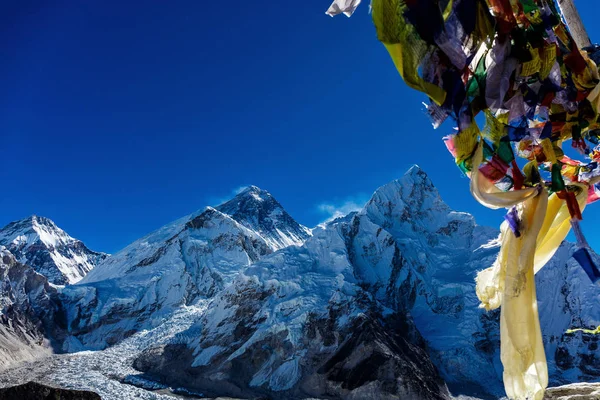 Renkli Nepal bayrakları