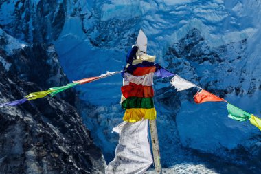 Renkli Nepal bayrakları