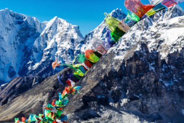 Renkli Nepal bayrakları