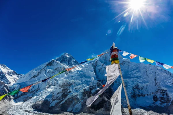 Renkli Nepal bayrakları