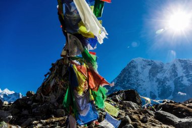 Renkli Nepal bayrakları