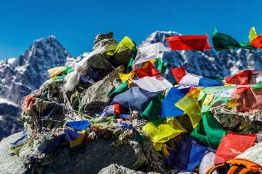 Renkli Nepal bayrakları