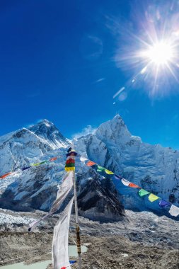 Renkli Nepal bayrakları