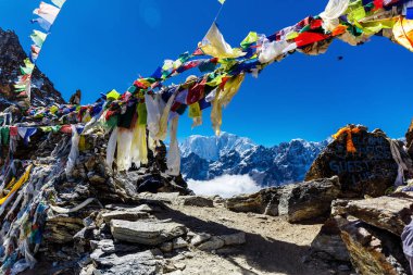 Renkli Nepal bayrakları