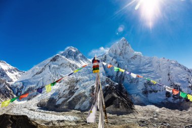 Renkli Nepal bayrakları