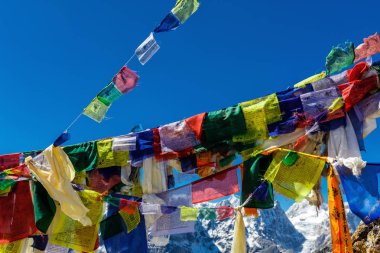 Renkli Nepal bayrakları