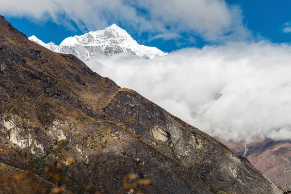 Berg in den Wolken — Stockfoto