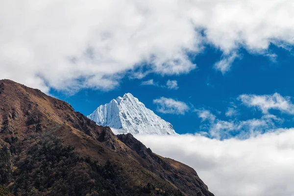 Montagne dans les nuages — Photo