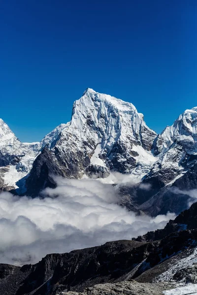 Bulutlardaki dağ — Stok fotoğraf