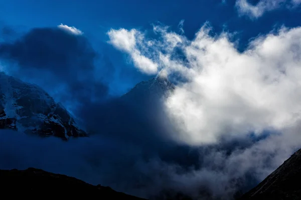 Hora v oblacích — Stock fotografie
