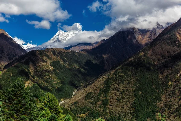 Montagna tra le nuvole — Foto Stock