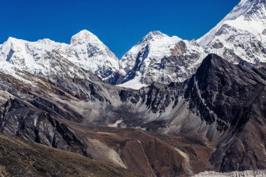 Himalayaların karlı dağlar