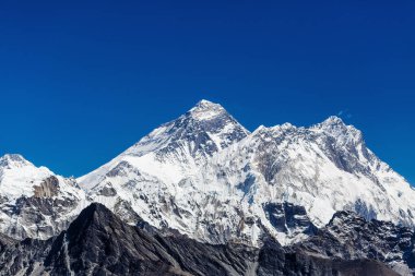 Himalayaların karlı dağlar