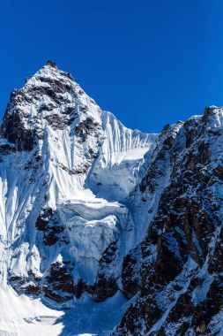 Himalayaların karlı dağlar