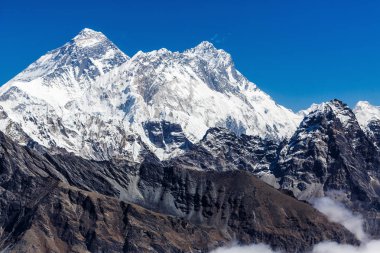 Himalayaların karlı dağlar